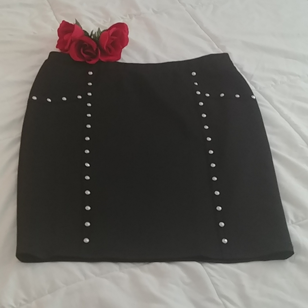 Dots Plus-sized black skirt